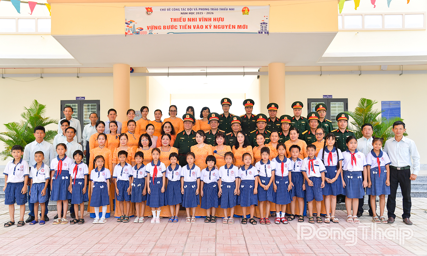 Đoàn công tác chụp ảnh lưu niệm cùng giáo viên và học sinh Trường Tiểu học Nguyễn Thị Tốt.