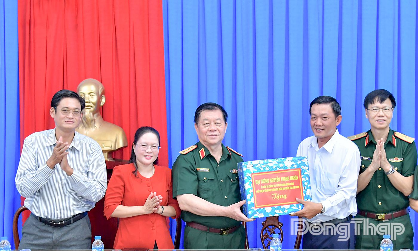 Đại tướng Nguyễn Trọng Nghĩa thăm và tặng quà UBND xã Tân Đông.