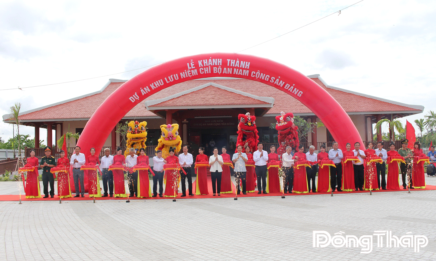 Lãnh đạo tỉnh thực hiện nghi thức cắt băng khánh thành Khu lưu niệm Chi bộ An Nam Cộng sản Đảng vào tháng 9-2025 (tọa lạc tại phường Cao Lãnh). ẢNH: DƯƠNG ÚT