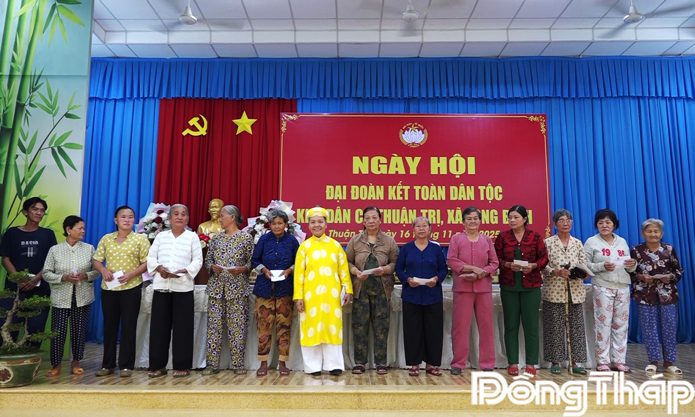 Trao quà cho các hộ khó khăn tại Ngày hội ấp Thuận Trị