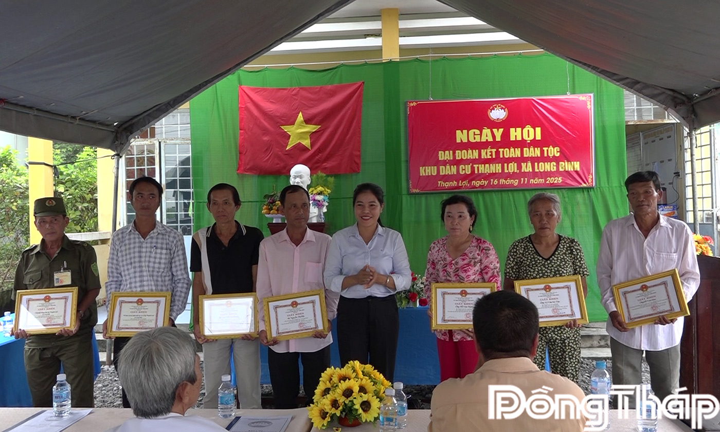 Phó Bí thư Thường trực xã Đỗ Thị Kiều Oanh trao khne thưởng tại