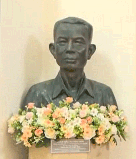 Tượng đồng chí Phạm Hữu Lầu.