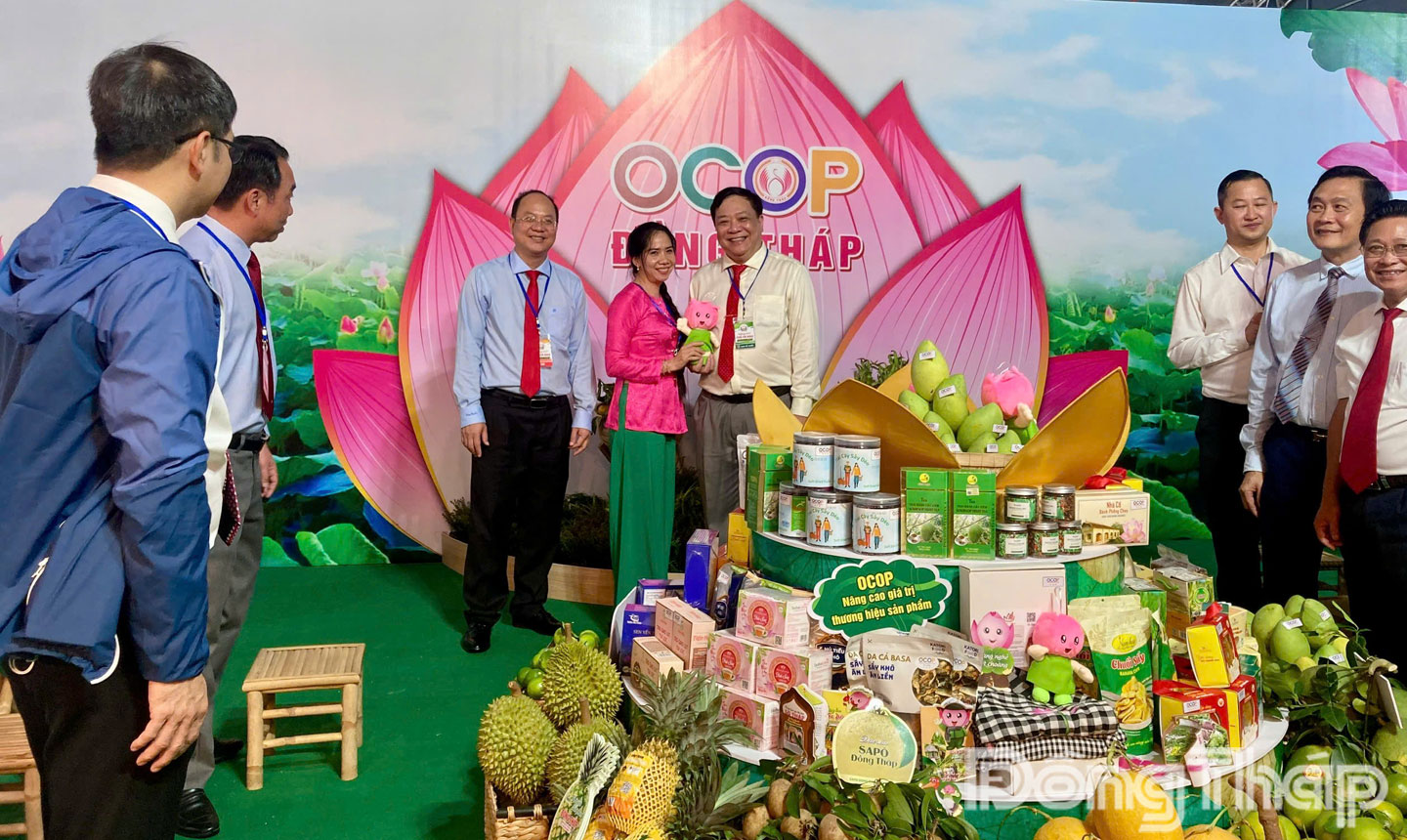 Lãnh đạo Tỉnh ủy, UBND tỉnh Cà Mau tham quan gian hàng OCOP tỉnh Đồng Tháp.