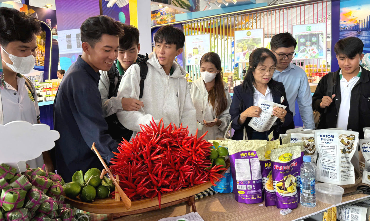 Khách tham quan gian hàng sản phẩm OCOP tỉnh Đồng Tháp.