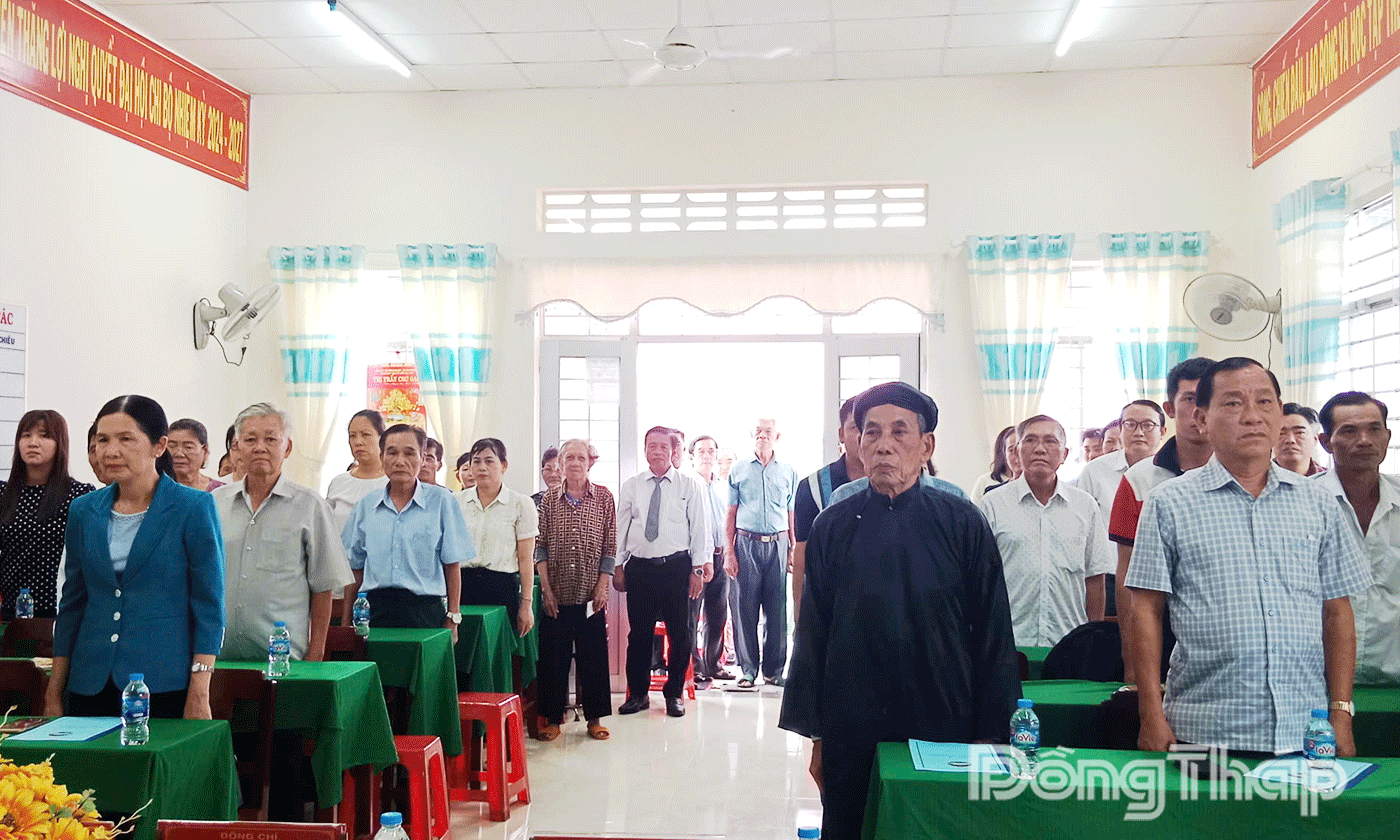 Đại biểu thực hiện nghi thức chào cờ.