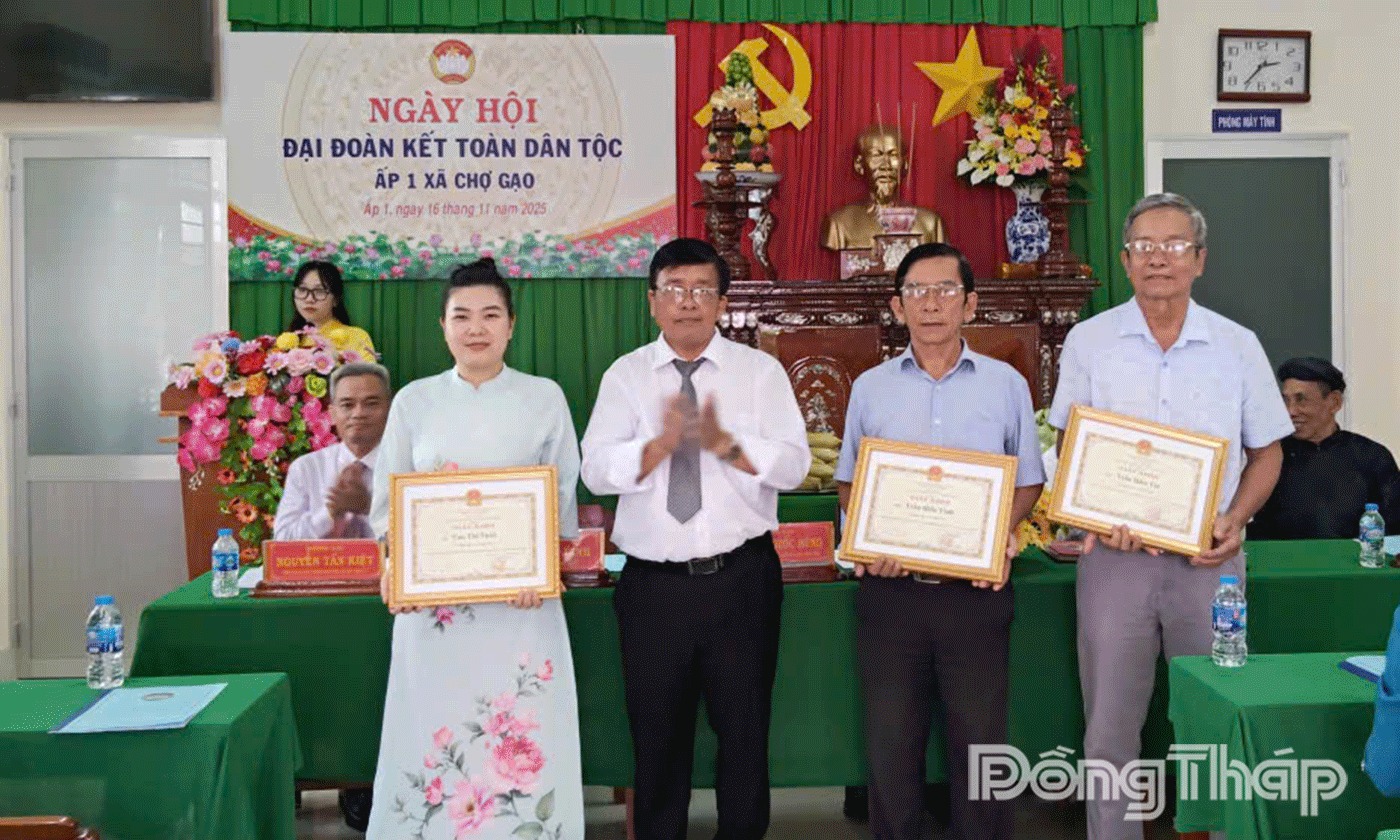 Khen thưởng các cá nhân tiêu biểu.