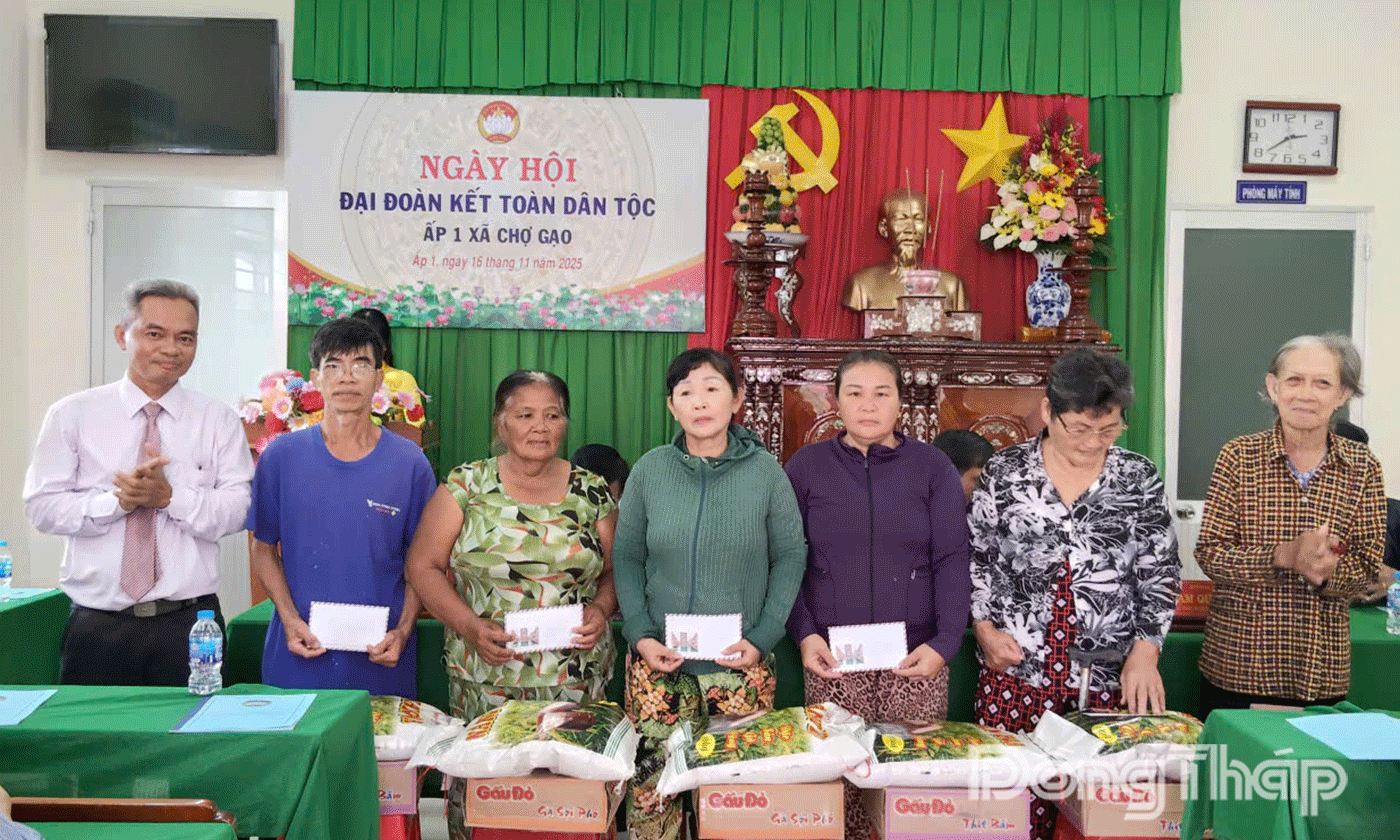 Trao quà cho các hộ dân có hoàn cảnh khó khăn.