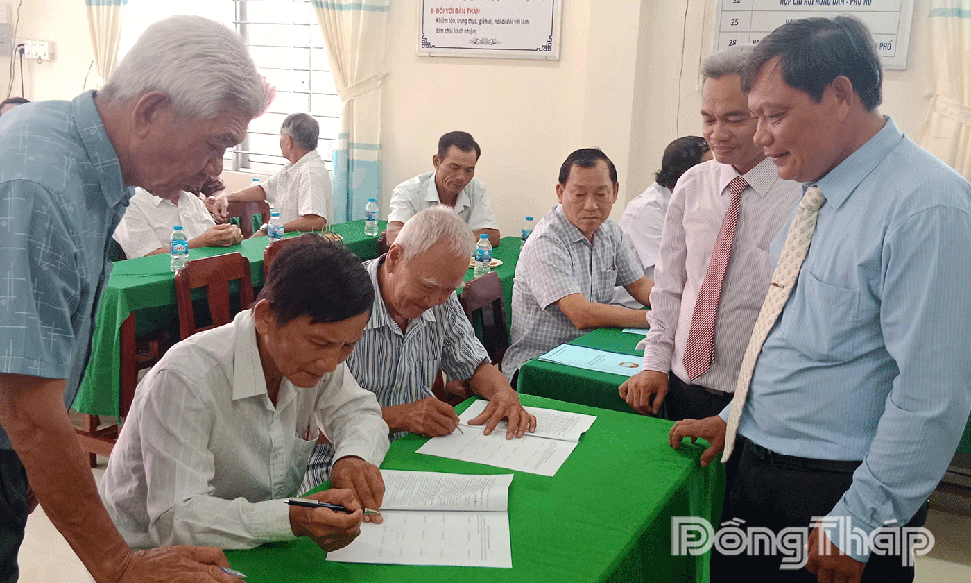 Các Tổ nhân tự quản, đoàn thể ký giao ước thi đua.