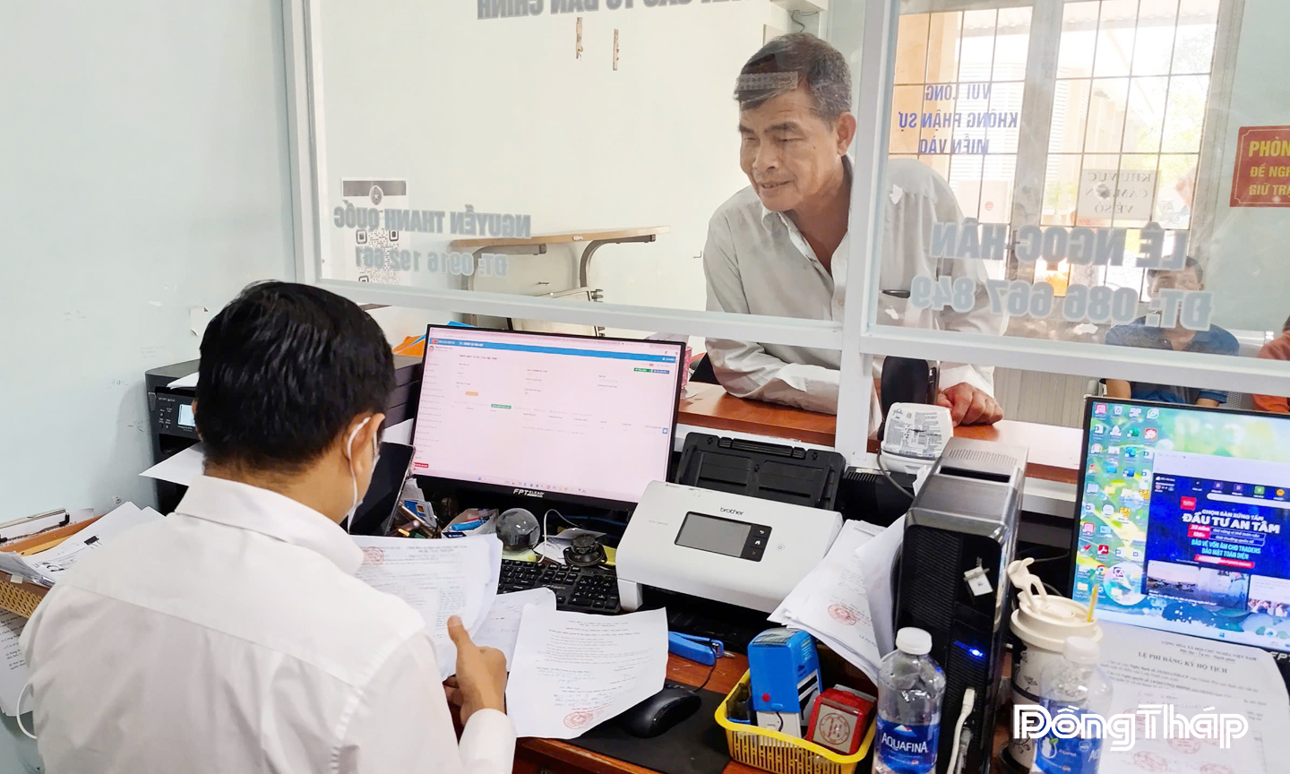 Người dân hài lòng khi đến giải quyết thủ tục hành chính tại Trung tâm Phục vụ hành chính công xã Hậu Mỹ.