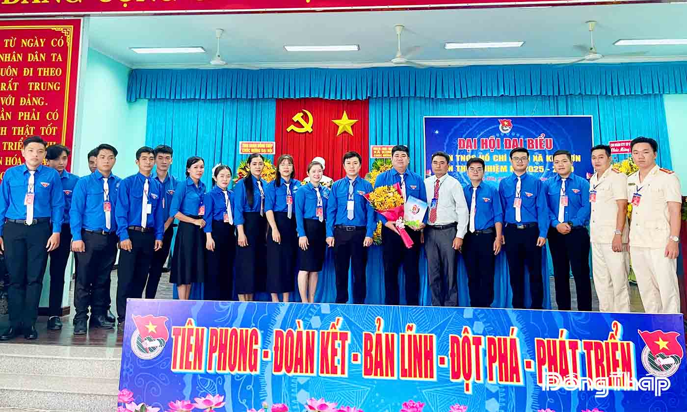 Ban Chấp hành Đoàn Thanh niên Cộng sản Hồ Chí Minh xã Kim Sơn nhiệm kỳ 2025 - 2030 ra mắt và nhận hoa chúc mừng.