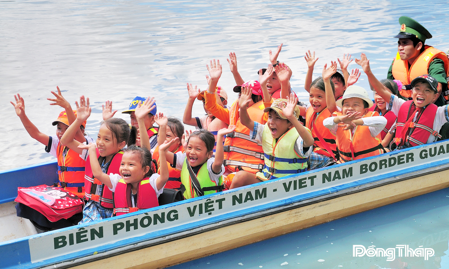 Học sinh xã Bình Phú đi học mùa nước. Ảnh: THANH PHONG