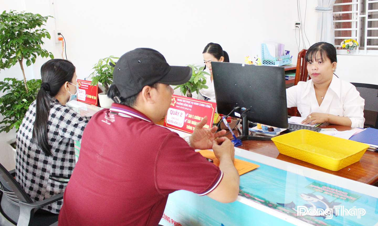 Công chức Trung tâm Phục vụ hành chính công phường Hồng Ngự tư vấn và cấp miễn phí chữ ký số công cộng cho người dân khi đến làm thủ tục hành chính.