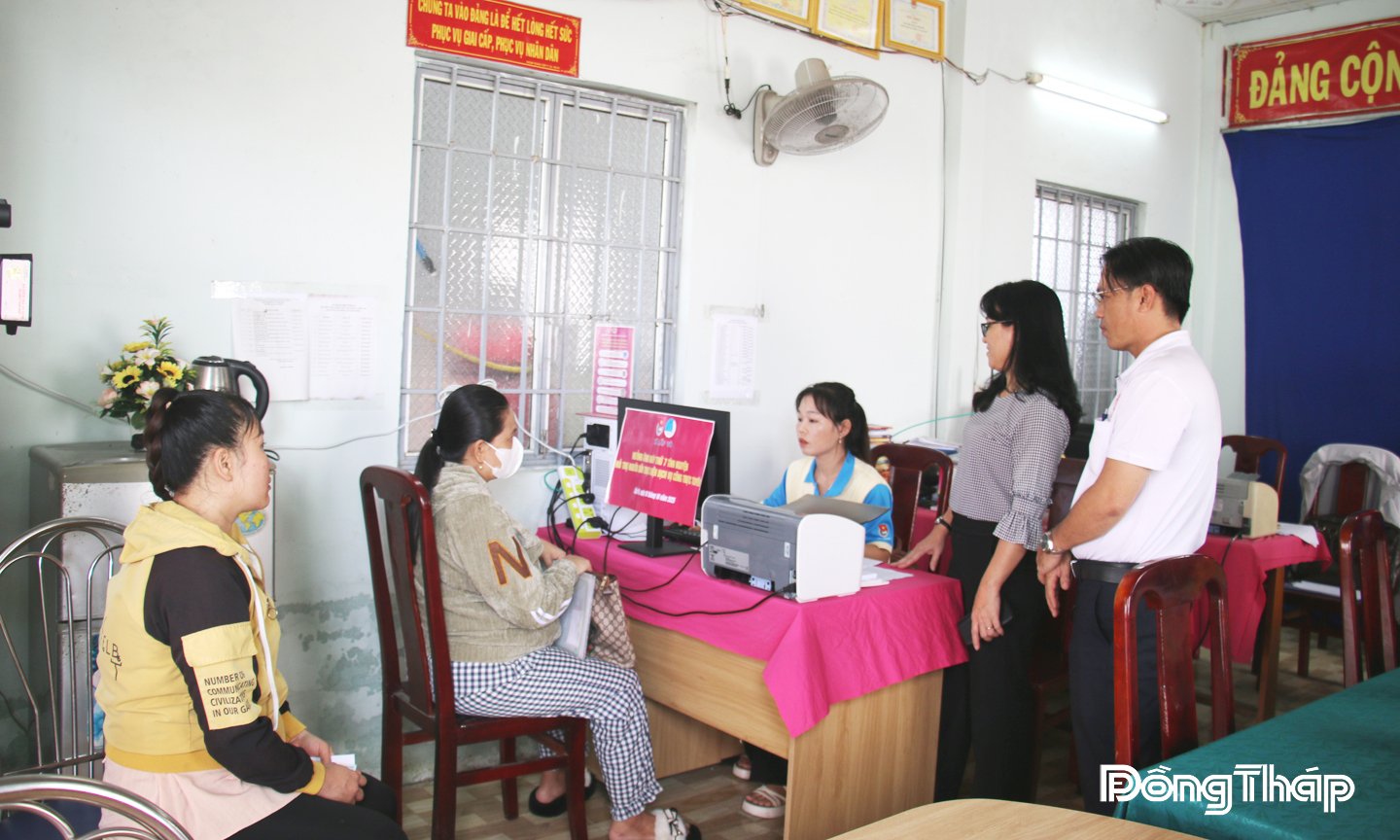 Lãnh đạo Đảng ủy, Ủy ban nhân dân xã Lấp Vò thường xuyên quan tâm đến thăm và tháo gỡ khó khăn cho các ấp trong việc thực hiện giải quyết thủ tục hành chính. 