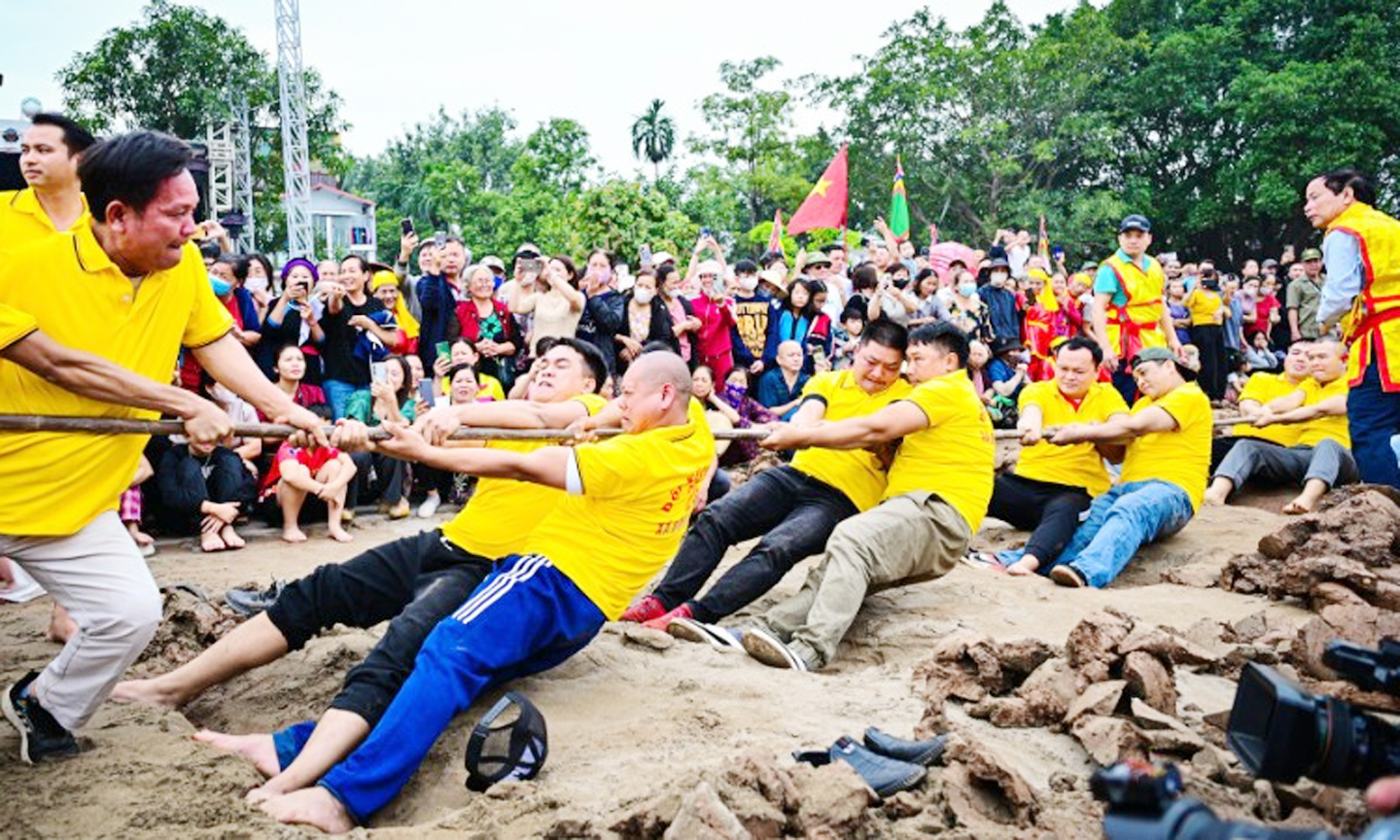 Chương trình kỷ niệm 10 năm nghi lễ và trò chơi kéo co được UNESCO công nhận là Di sản văn hóa phi vật thể đại diện của nhân loại thu hút đông đảo du khách trong nước và quốc tế. (Ảnh BẢO LONG)