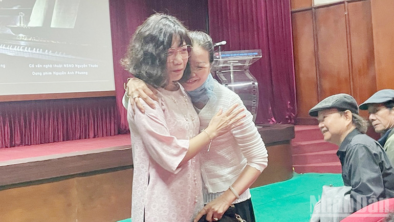 Nhà thơ Bằng Việt và nhạc sĩ Doãn Nho trò chuyện cùng đạo diễn Đặng Linh.