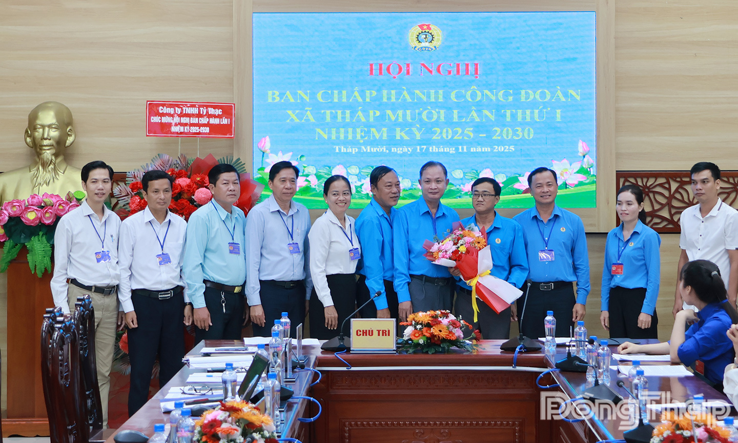 Ban Chấp hành Công đoàn xã Tháp Mười khóa I, nhiệm kỳ 2025 - 2030 ra mắt và nhận hoa chúc mừng.