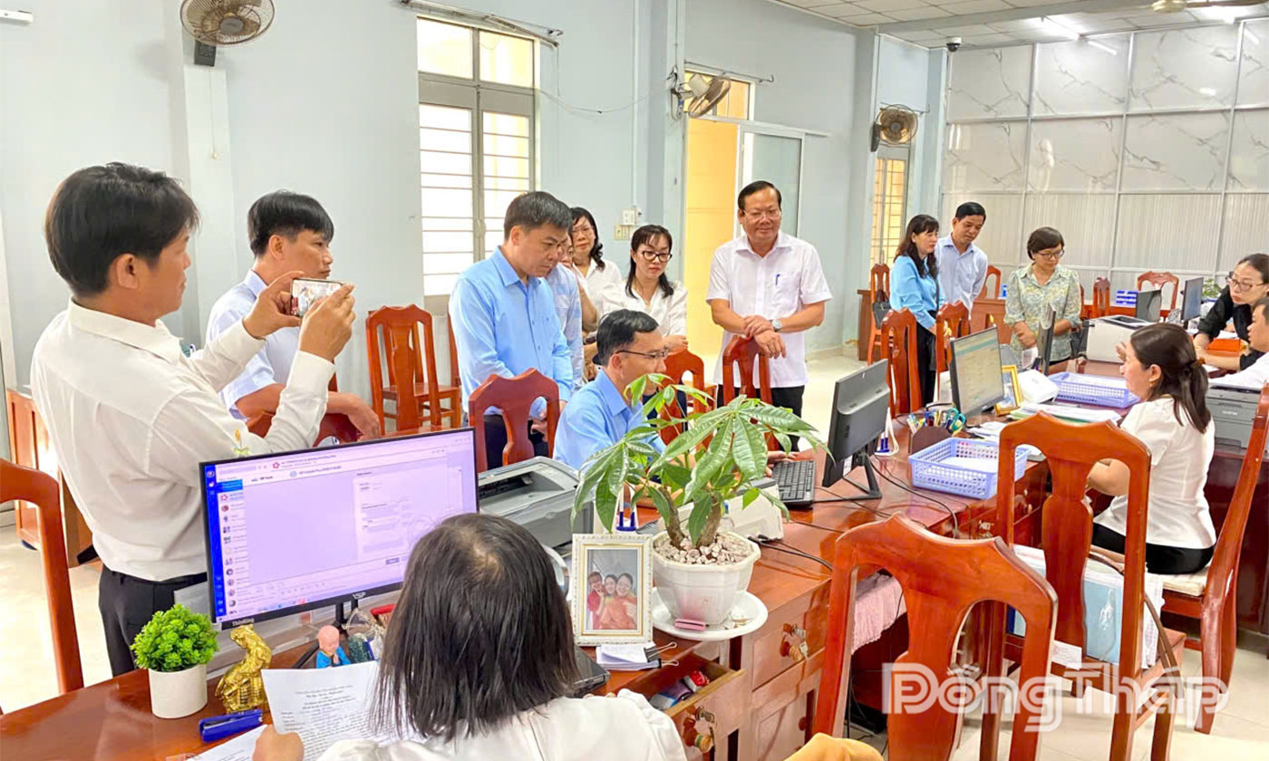 Đoàn công tác khảo sát tại Trung tâm Phục vụ hành chính công phường Gò Công.
