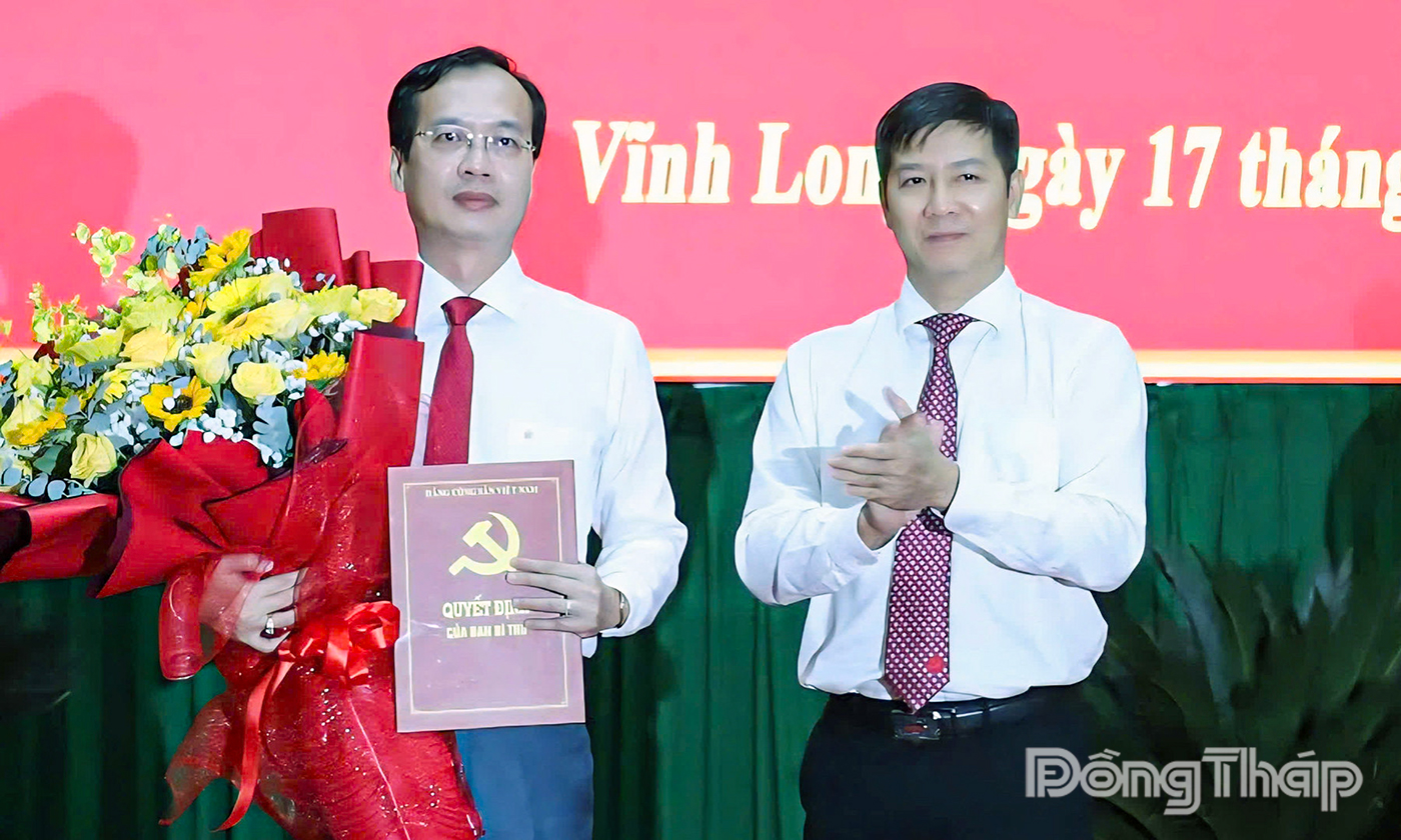 Đồng chí Nguyễn Thành Tâm, Ủy viên Ban Chấp hành Trung ương Đảng, Phó Trưởng ban Tổ chức Trung ương trao quyết định cho đồng chí Trần Trí Quang.