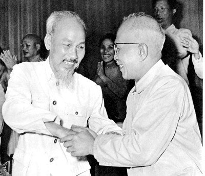 Hình ảnh Bác Hồ - Bác Tôn: Biểu tượng cao đẹp của khối đại đoàn kết dân tộc.