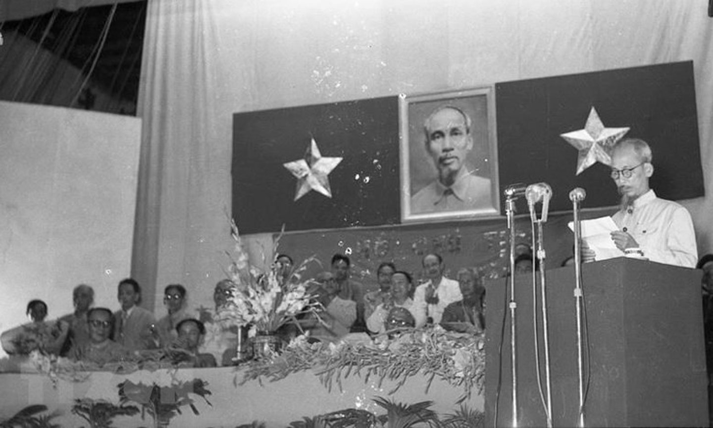 Đại hội Mặt trận Dân tộc thống nhất toàn quốc diễn ra từ ngày 5 đến 10-9-1955 tại Hà Nội, quyết định thành lập Mặt trận Tổ quốc Việt Nam (Trong ảnh: Chủ tịch Hồ Chí Minh phát biểu tại phiên khai mạc Đại hội, ngày 5-9-1955). Nguồn: TTXVN