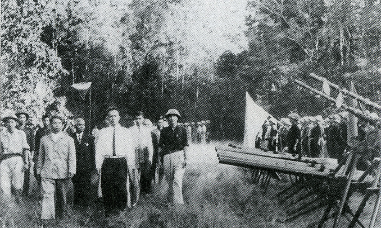 Luật sư Nguyễn Hữu Thọ, Chủ tịch Mặt trận Dân tộc Giải phóng miền Nam Việt Nam duyệt đơn vị Quân Giải phóng.