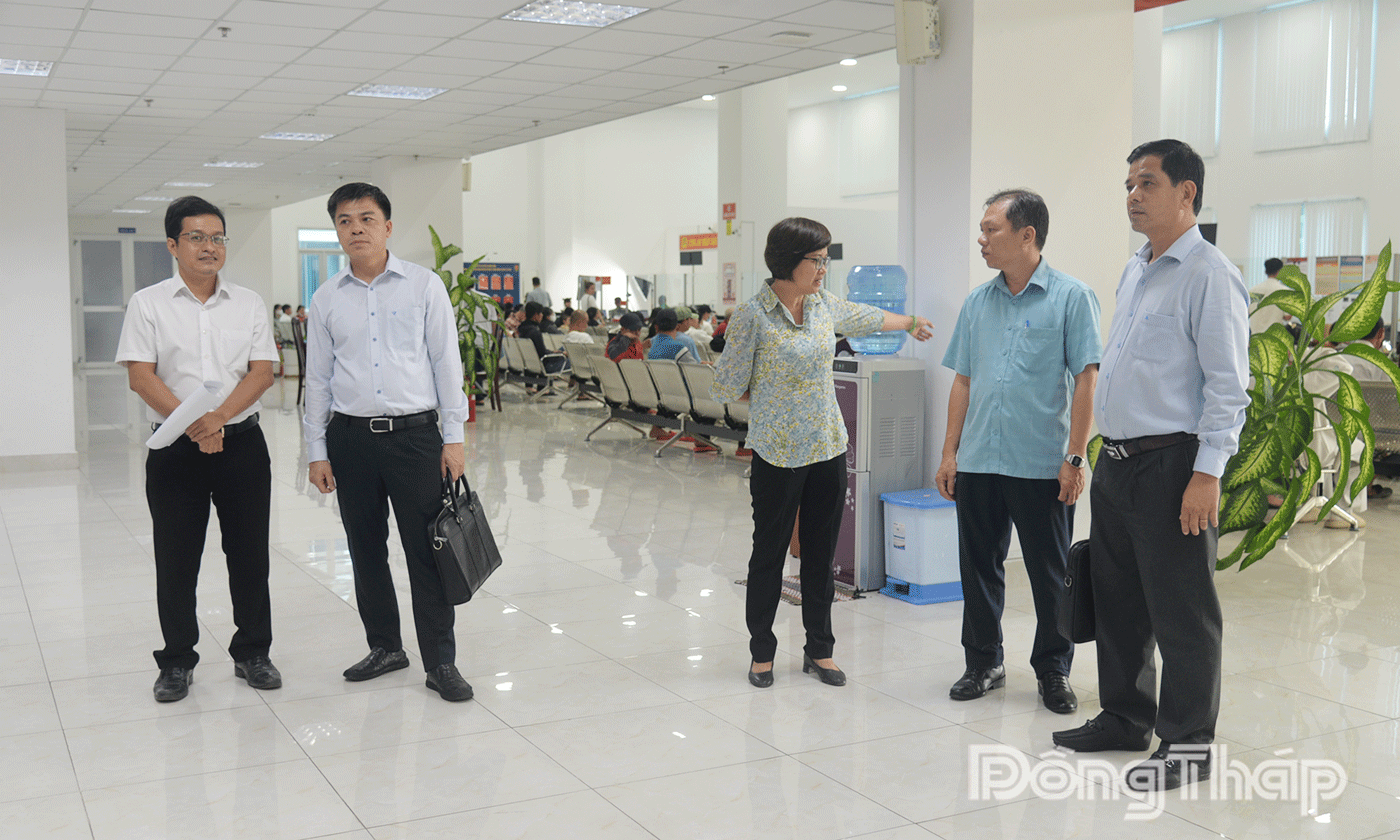 Tổ khảo sát khảo sát thực tế tại Trung tâm Phục vụ hành chính công tỉnh.