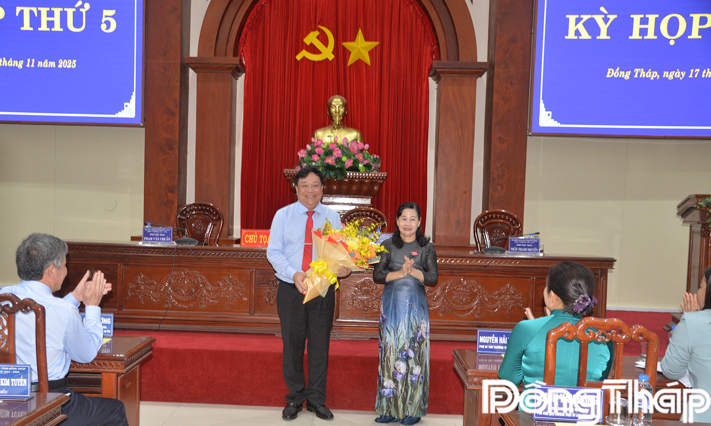 Châu Thị Mỹ Phương, Phó Bí thư Tỉnh ủy, Chủ tịch Hội đồng nhân dân tỉnh lên tặng hoa chúc mừng Phạm Thành Ngại.