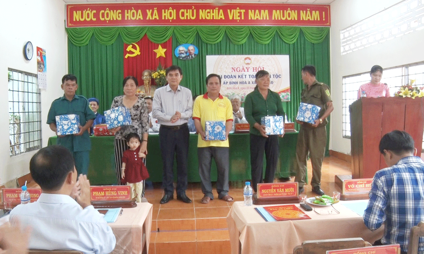 Đồng chí Nguyễn Văn Mường, Ủy viên Ban Thường vụ Tỉnh ủy, Trưởng Ban Tổ chức Tỉnh trao trao quà cho các hộ dân tiêu biểu ấp Bình hòa, xã Chợ Gạo.