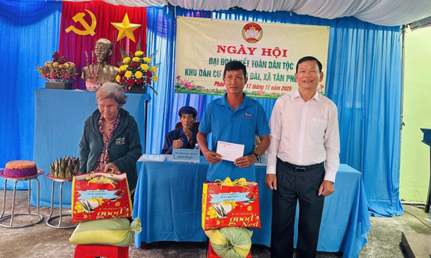 Đồng chí Bùi Thái Sơn, Bí thư Đảng ủy xã Tân Phú Đông dự trao quà cho người dân ấp Pháo Đài.