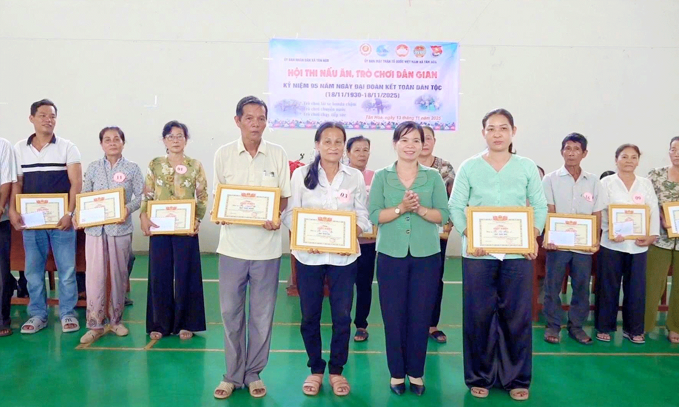 Xã Tân Hòa trao giải trò chơi dân và hội thi nấu ăn.