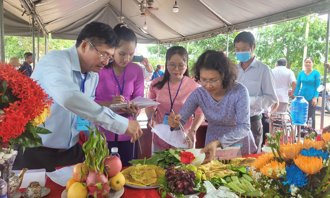 Uỷ Ban mặt trận Tổ quốc Việt Nam xã Tân Điền, các tổ chức chính trị- xã hội phối hợp cùng Uỷ ban nhân dân xã tổ chức hoạt động làm bánh và các trò chơi dân gian cho các ấp trên địa bàn xã.