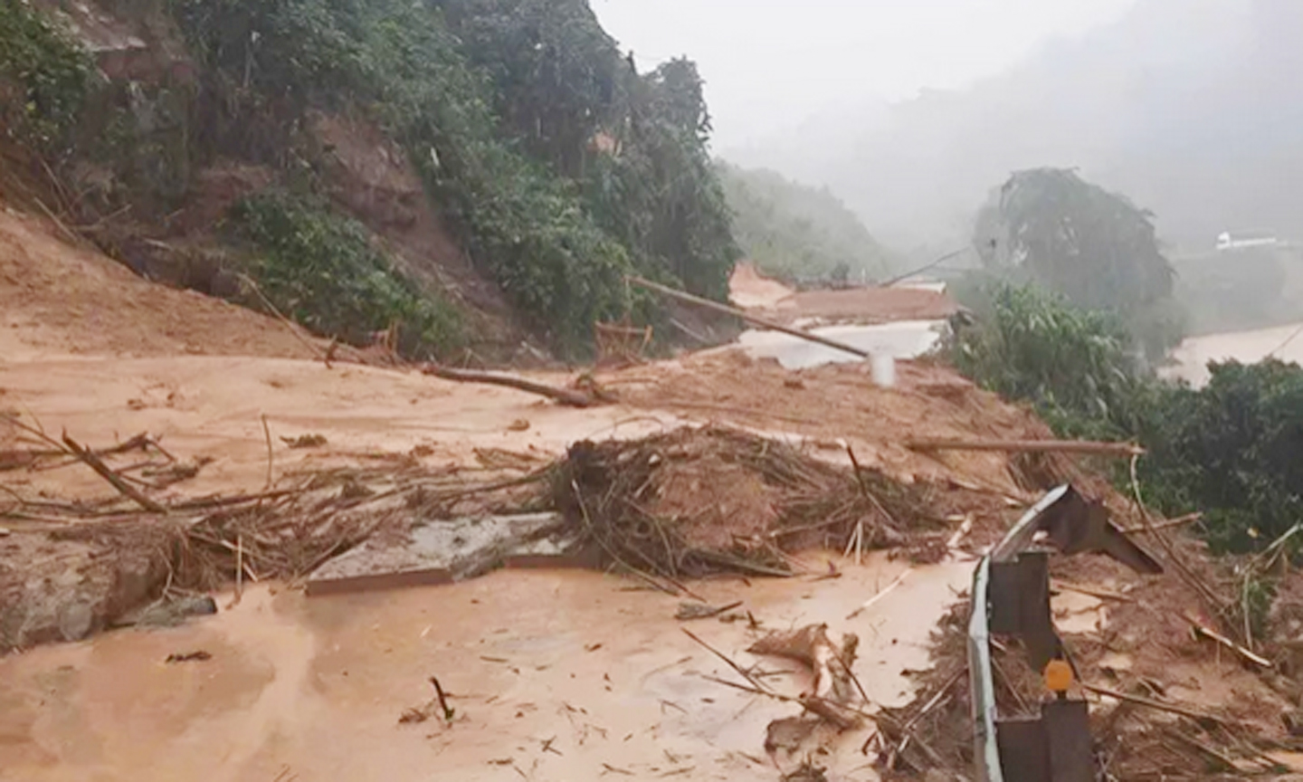 Điểm sạt lở trên đường Hồ Chí Minh, đoạn qua xã Khâm Đức. Ảnh: HỒ CÔNG ĐIỂM