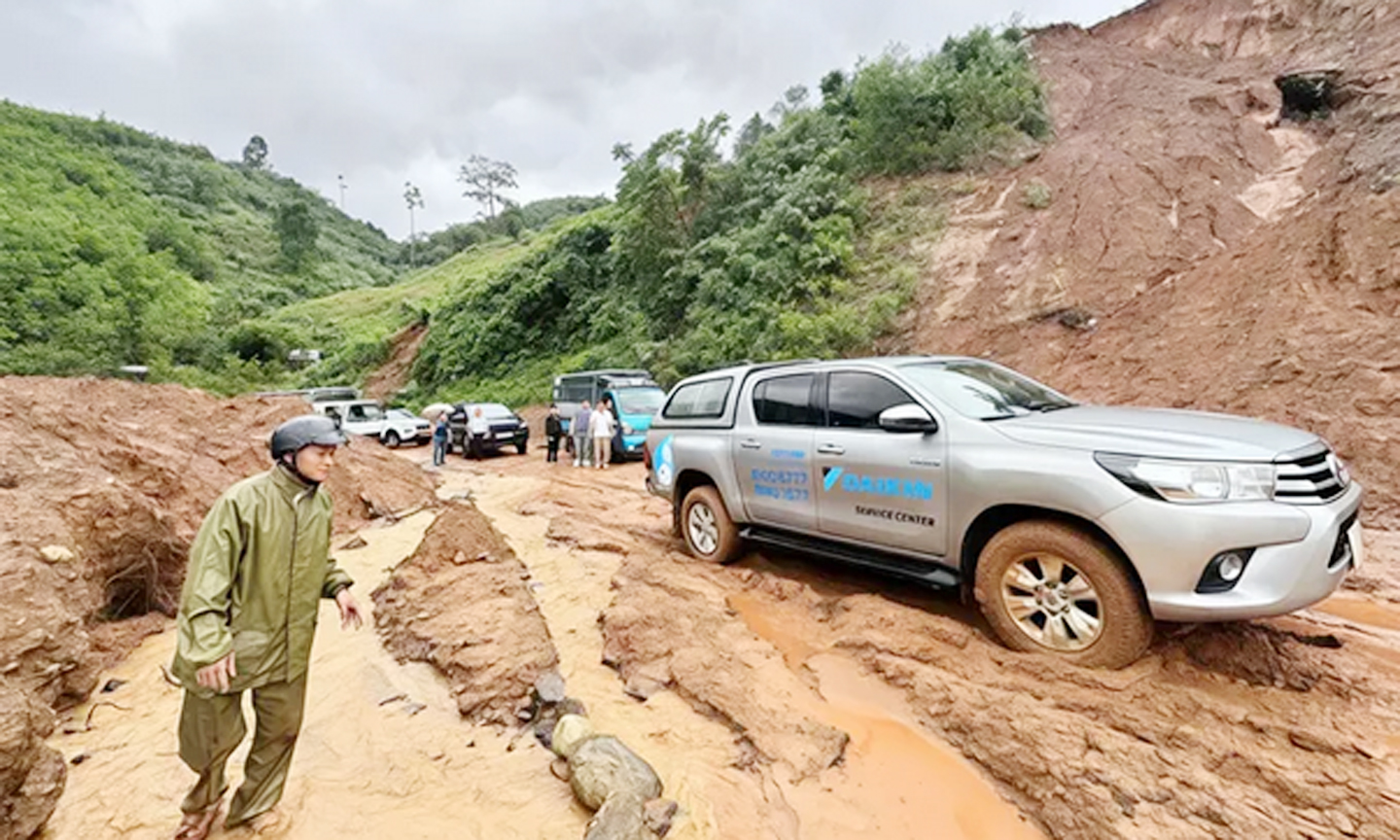 Điểm sạt lở trên đường Hồ Chí Minh, đoạn qua xã Khâm Đức. Ảnh: HỒ CÔNG ĐIỂM 