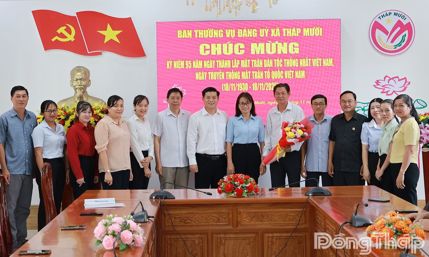 Ban Thường vụ Đảng ủy xã Tháp Mười và tặng hoa chúc mừng Ủy ban Mặt trận Tổ quốc Việt Nam xã nhân Ngày Truyền thống Mặt trận Tổ quốc Việt Nam (18-11-1930 - 18-11-2025).