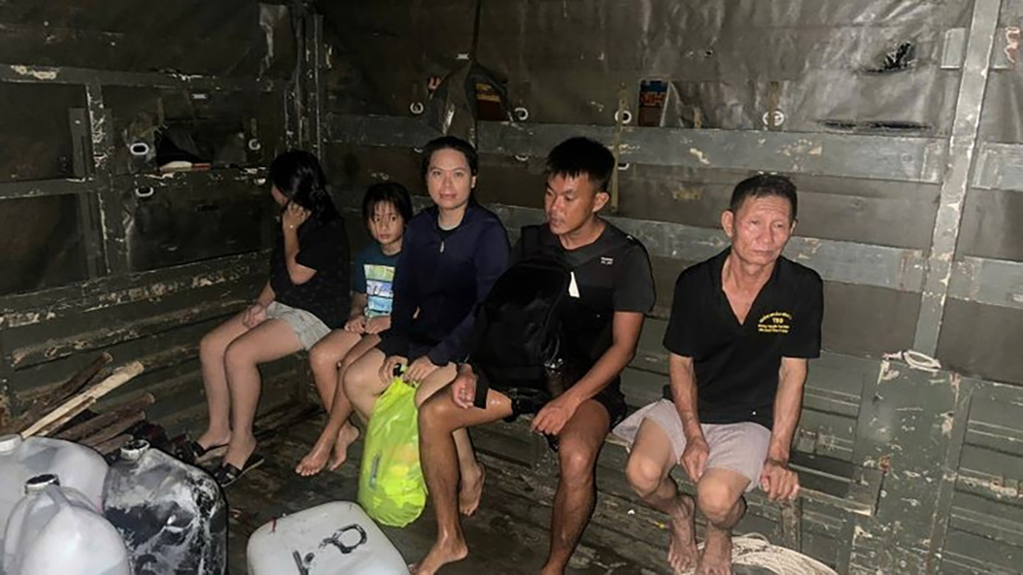 Người dân được đưa lên xe để tập kết về nơi an toàn.