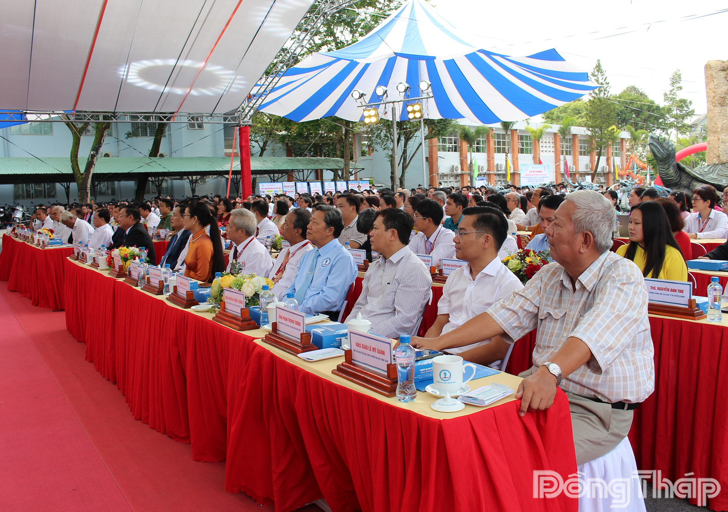 Đại biểu tham dự Lễ kỷ niệm 43 năm Ngày Nhà giáo Việt Nam.