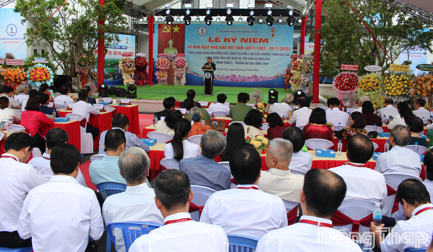 Quang cảnh Lễ kỷ niệm 43 năm Ngày Nhà giáo Việt Nam.