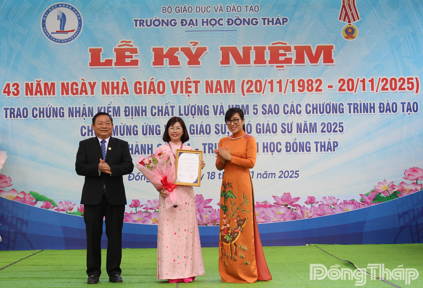 Phó Giáo sư - Tiến sĩ Tạ Thị Thu Hiền, Giám đốc Trung tâm Kiểm định chất lượng giáo dục - Đại học Quốc gia Hà Nội (bìa phải) trao Chứng kiểm định chất lượng và UPM (hệ thống xếp hạng đại học) cho các chương trình đào tạo và Phó Giáo sư - Tiến sĩ Hồ Văn Thống, Hiệu trưởng Trường Đại học Đồng Tháp (bìa trái) tặng hoa chúc mừng.