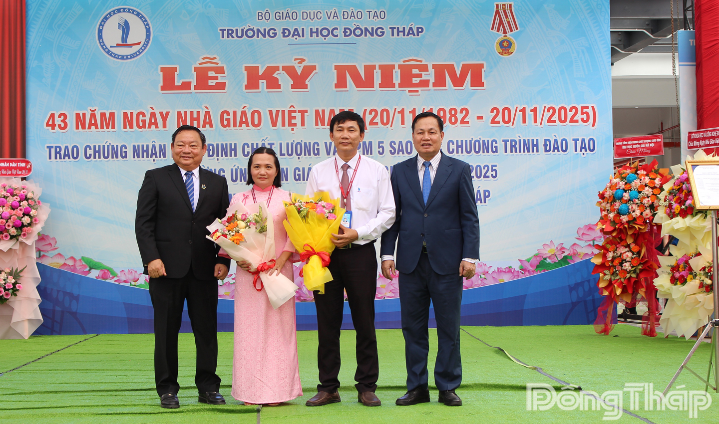  Nhà giáo nhân dân, Giáo sư - Tiến sĩ Nguyễn Hữu Đức, nguyên Phó Giám đốc Đại học Quốc gia Hà Nội và Phó Giáo sư - Tiến sĩ Hồ Văn Thống, Hiệu trưởng Trường Đại học Đồng Tháp (bìa trái) tặng hoa chúc mừng cho 2 chương trình đào tạo đạt chuẩn 5 sao.
