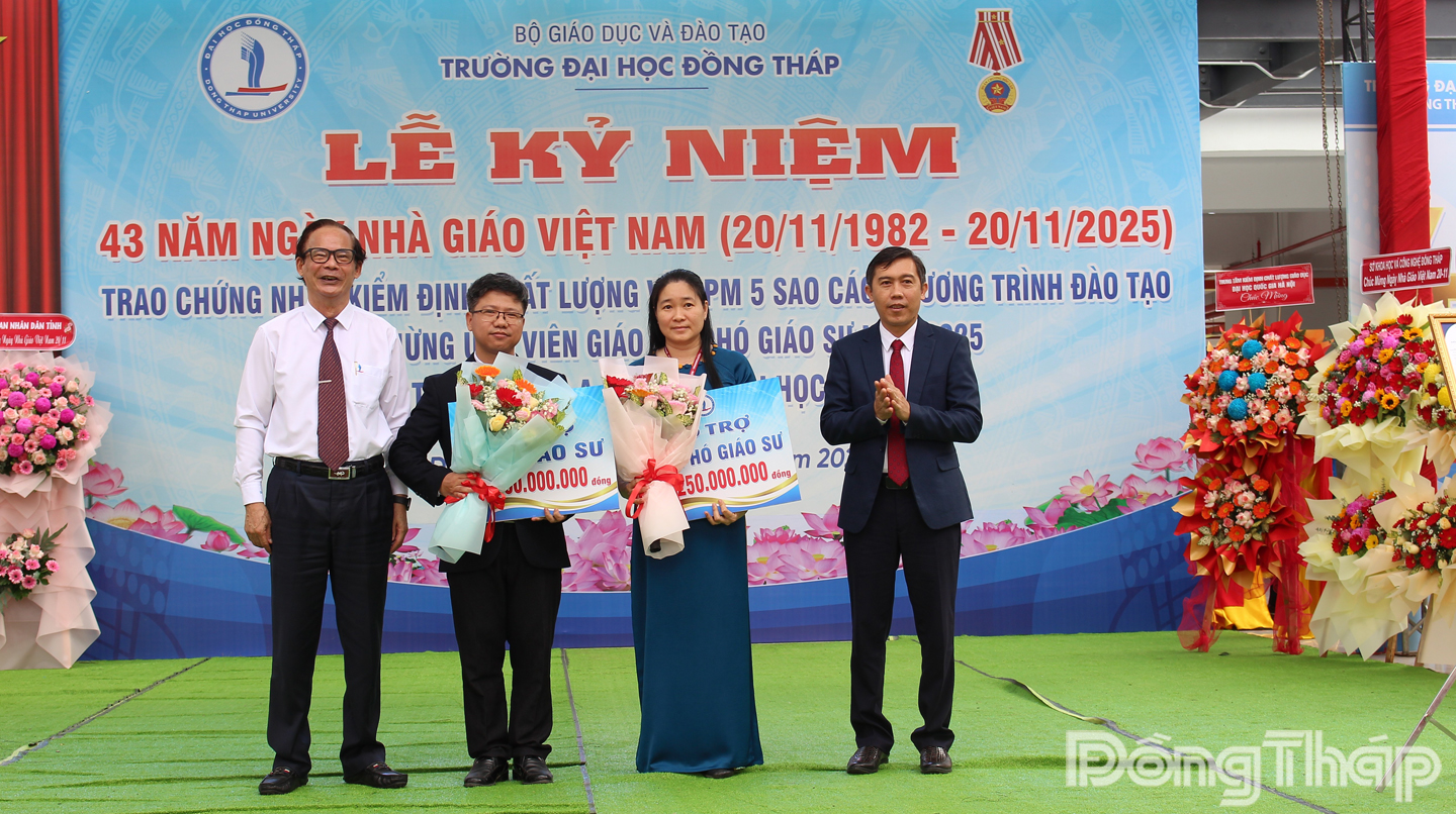Tiến sĩ Trương Tấn Đạt, Bí thư Đảng ủy, Chủ tịch Hội đồng trường (bìa phải) và Nhà giáo ưu tú, Phó Giáo sư - Tiến sĩ Nguyễn Văn Đệ, nguyên Hiệu trưởng Trường Đại học Đồng Tháp (bìa trái) trao biểu trưng và hoa chúc mừng cho 2 giảng viên đạt chức danh Giáo sư, Phó Giáo sư năm 2025.