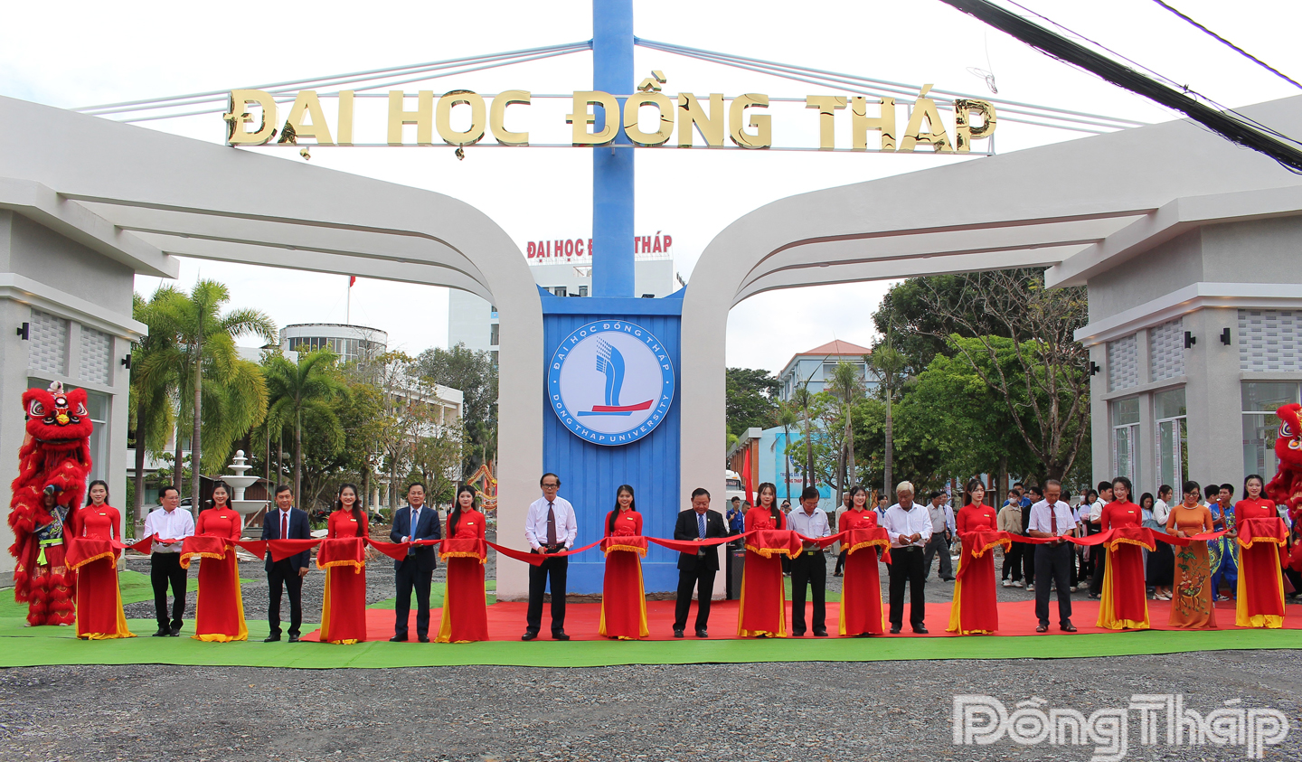 Nghi thức khánh thành cổng Trường Đại học Đồng Tháp.