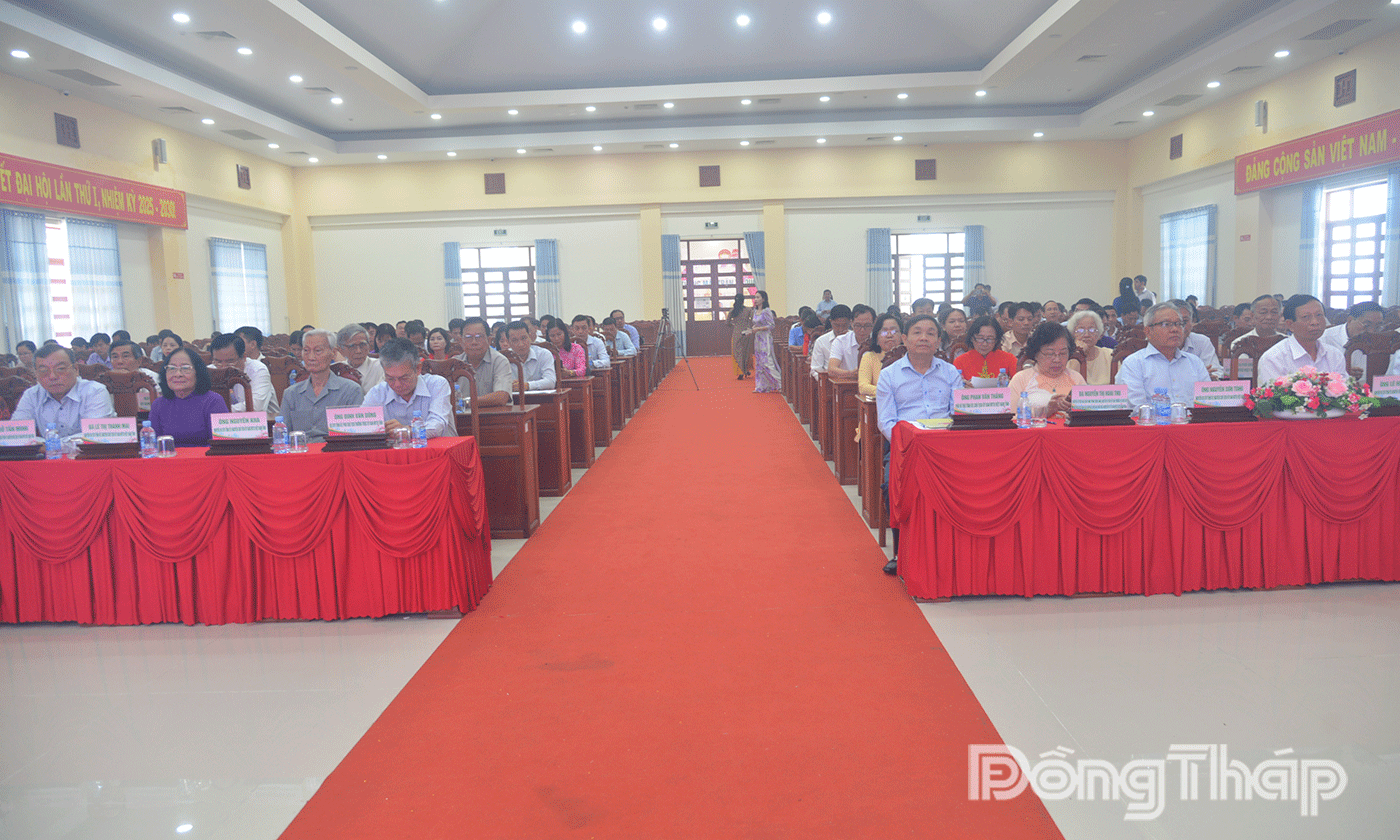 Đại biểu tham dự buổi họp mặt.