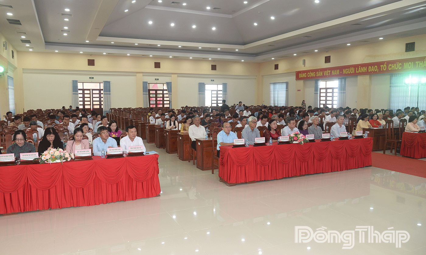 Đại biểu tham dự buổi họp mặt.