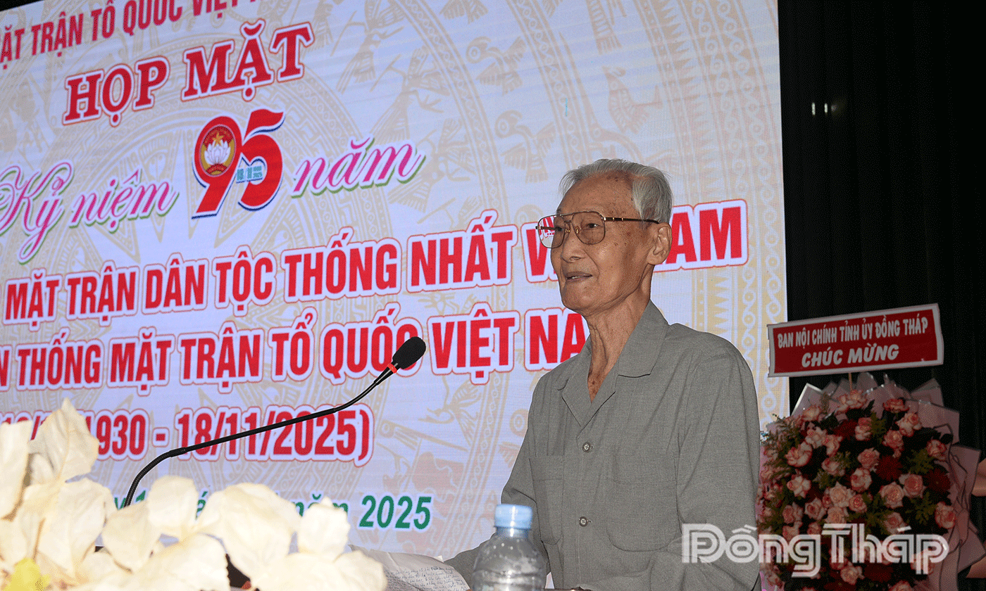 Các đồng chí nguyên là lãnh đạo Ủy ban MTTQ Việt Nam tỉnh qua các thời kỳ phát biểu tại buổi họp mặt.