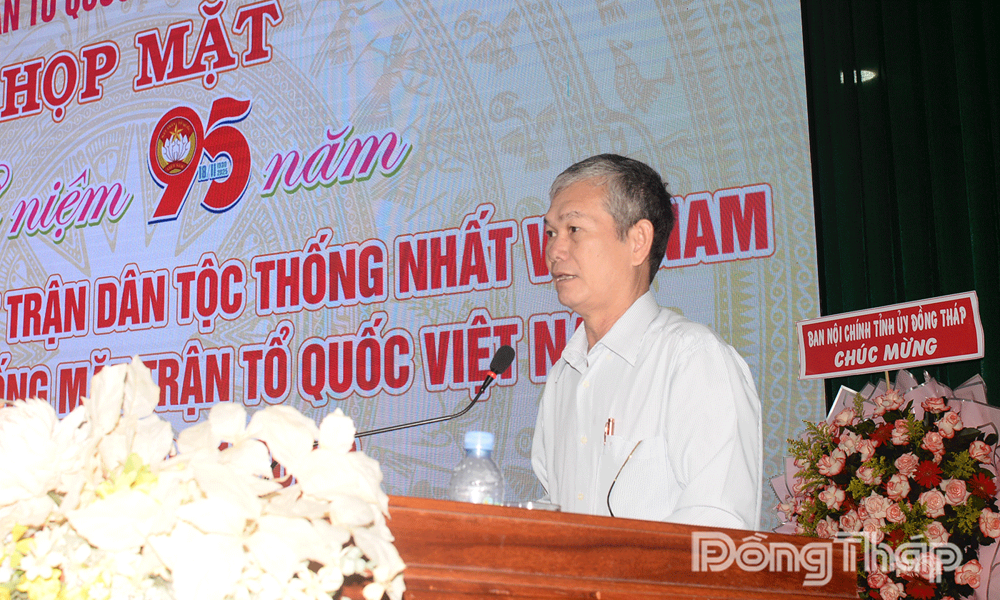 Đồng chí Đinh Văn Dũng, Ủy viên Ban Thường vụ Tỉnh ủy, Phó Chủ tịch Thường trực Ủy ban MTTQ tỉnh phát biểu tại buổi họp mặt.
