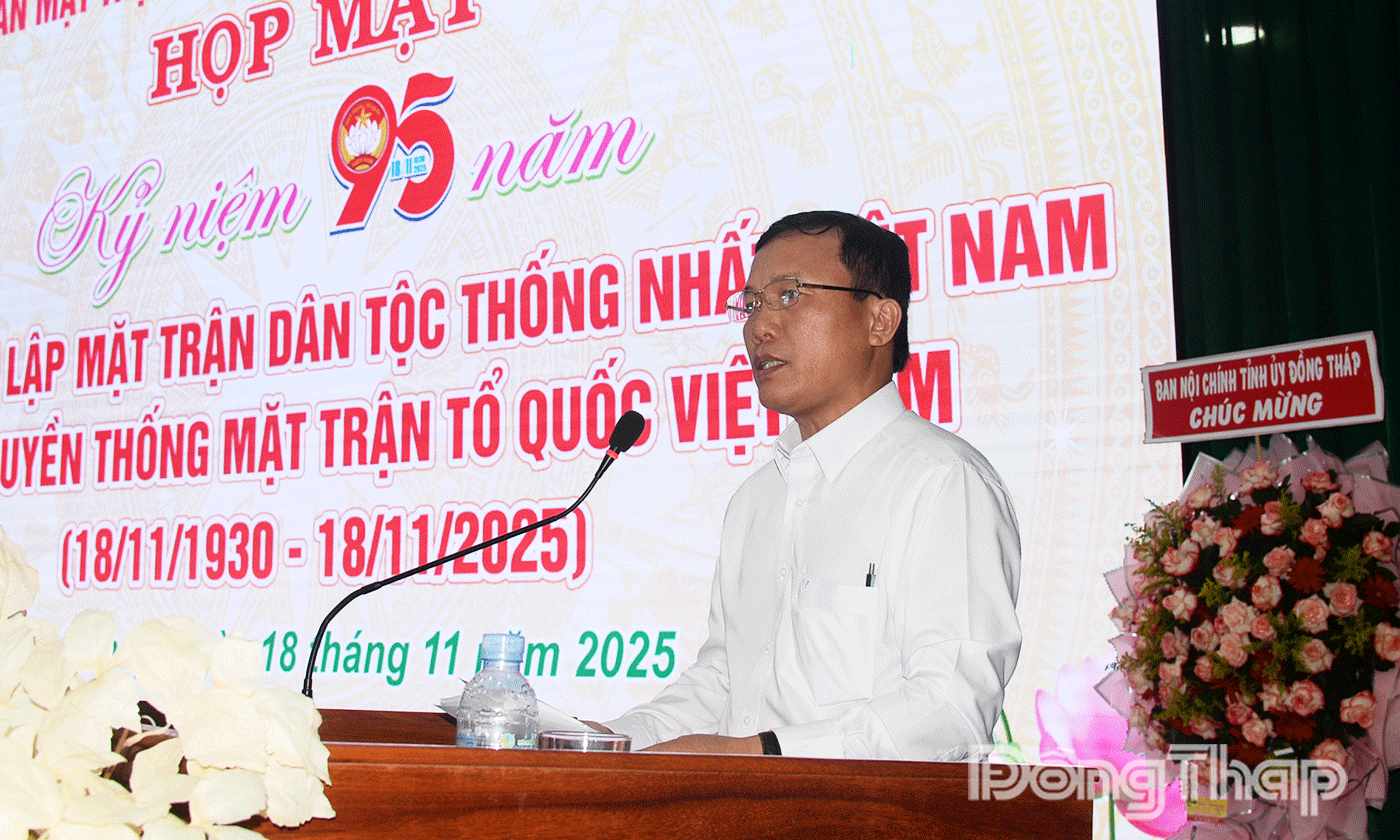 Đồng chí Trần Văn Thi, Phó Chủ tịch Ủy ban MTTQ tỉnh đã ôn lại truyền thống kỷ niệm 95 năm Ngày thành lập Mặt trận Dân tộc thống nhất Việt Nam - Ngày truyền thống MTTQ Việt Nam (18-11-1930 – 18-11-2025).