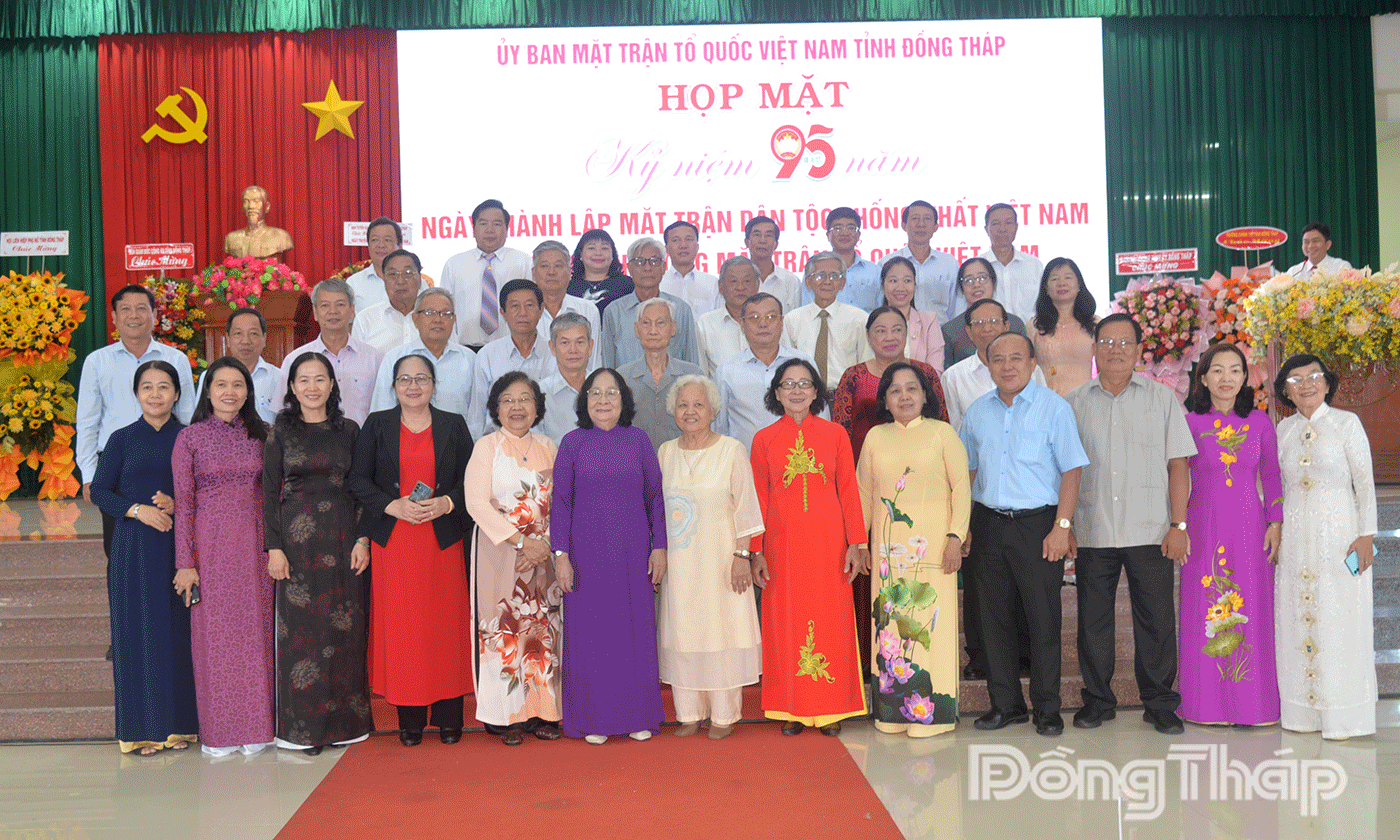 Đại biểu chụp ảnh lưu niệm.