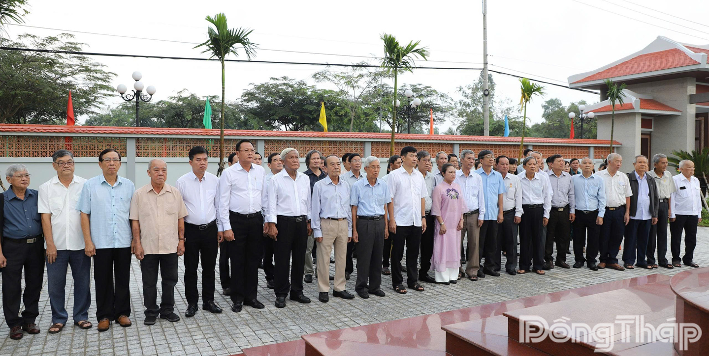 Đại biểu viếng tại Bia Lưu niệm thành lập Chi bộ Đảng đầu tiên của tỉnh Đồng Tháp.