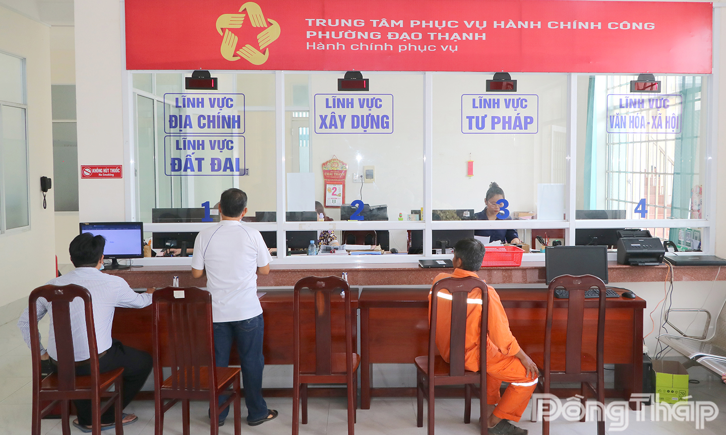 Người dân đến làm thủ tục hành chính tại Trung tâm Phục vụ hành chính công phường Đạo Thạnh.