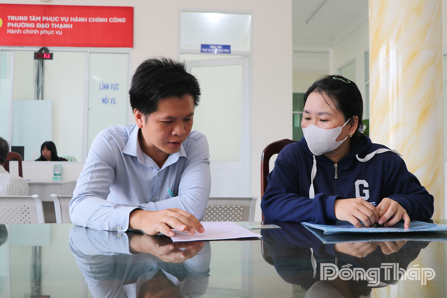 Cán bô Trung tâm Phục vụ hành chính công phường Đạo Thạnh luôn nhiêt tình hướng dẫn người dân thực hiện thủ tục hành chính.